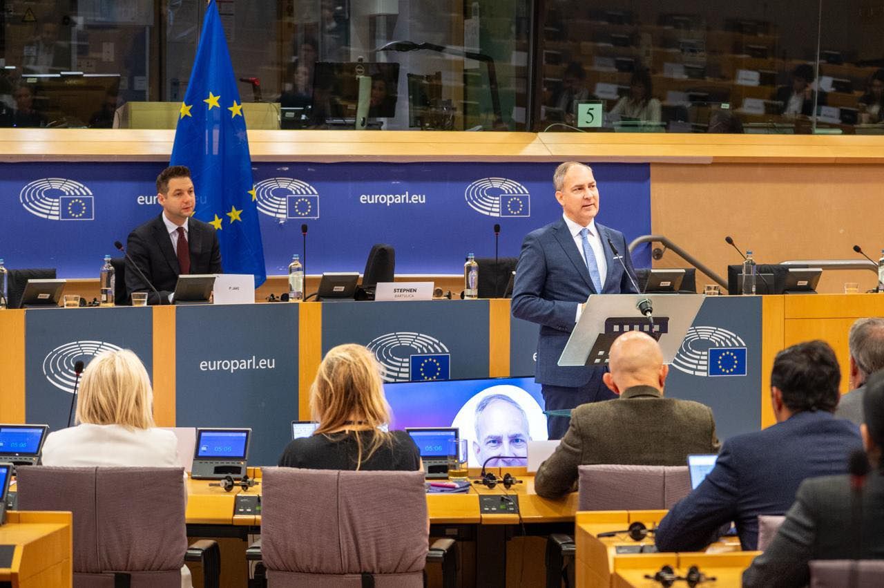 Americká krajní pravice útočí v Bruselu na regulaci digitálních platforem
