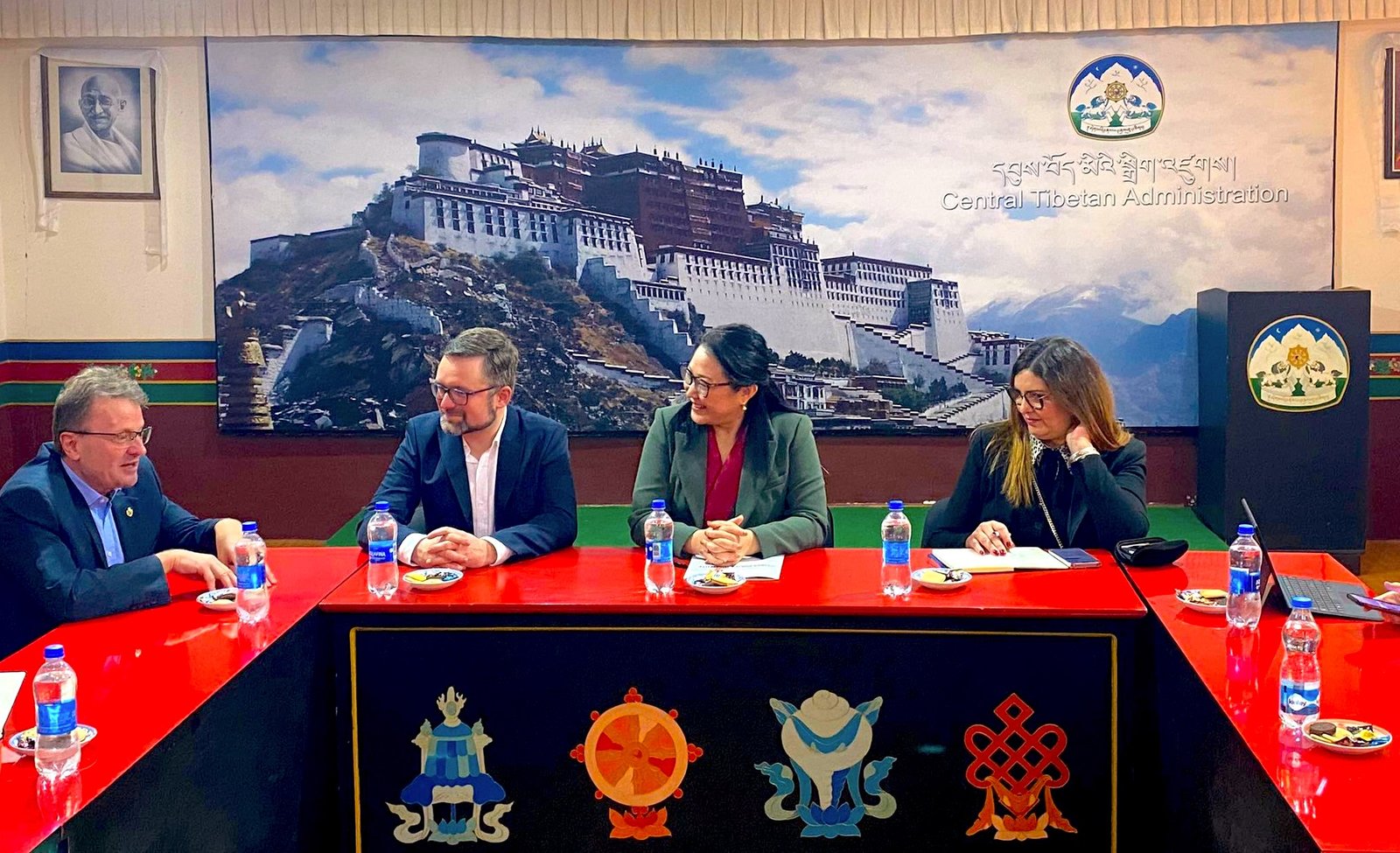 Pirátský europoslanec Mikuláš Peksa se setká s dalajlámou a Tibetskou exilovou vládou