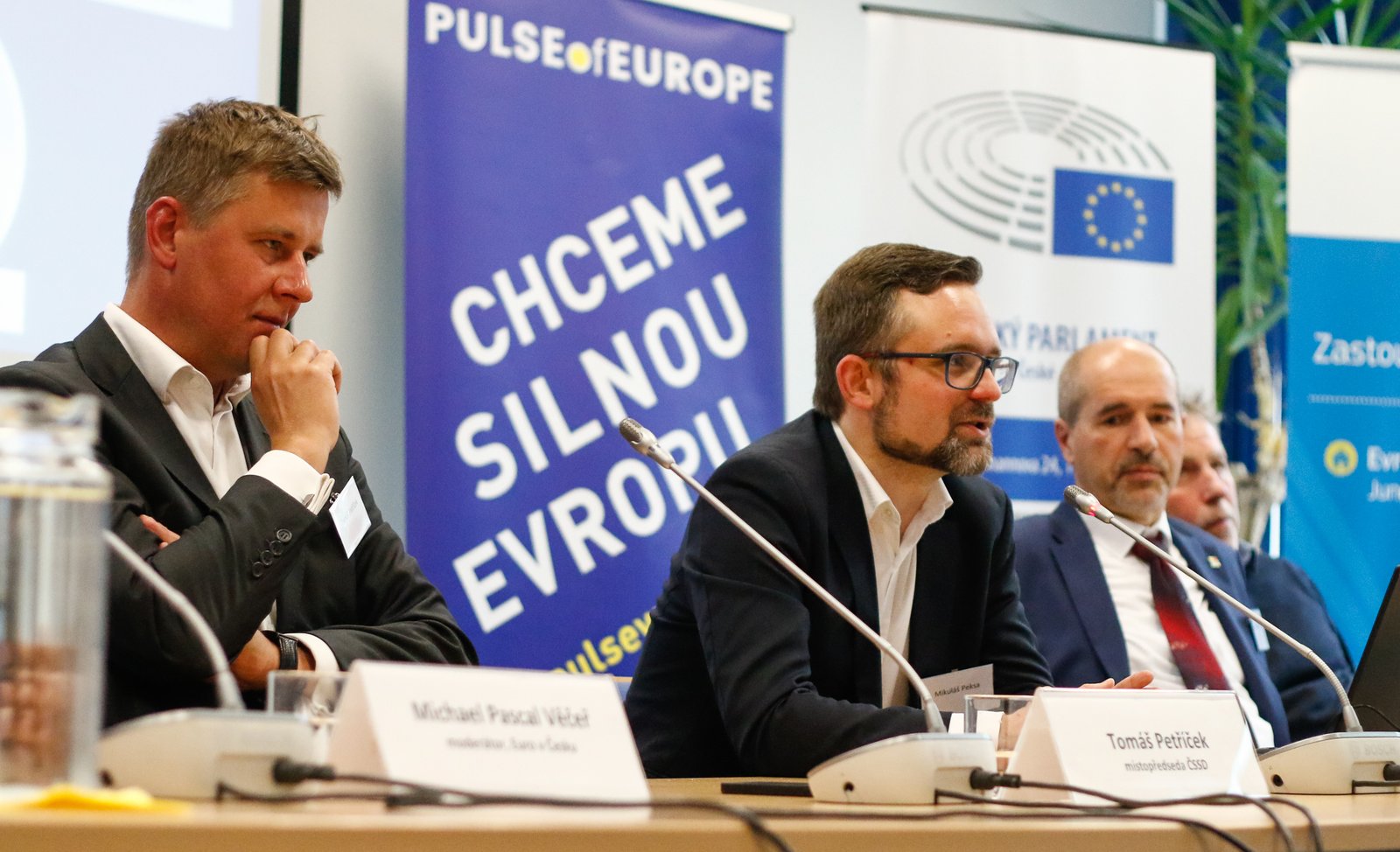 Eurozóna má chyby, které se snažíme napravit, ale euro v Česku je cesta, kterou chceme jít, řekl pirátský europoslanec Peksa na konferenci k výročí společné měny