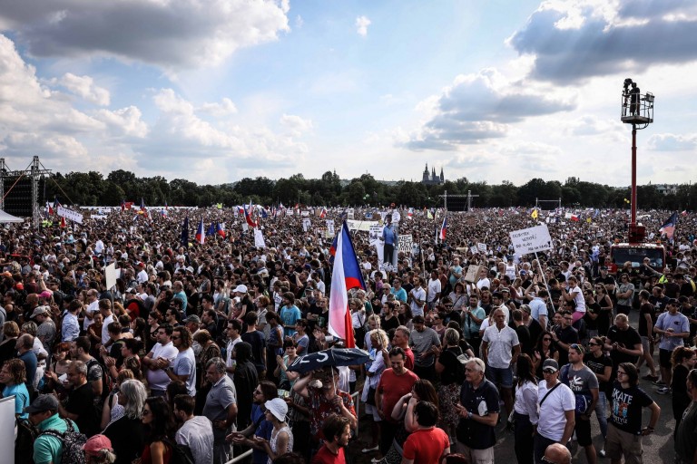 Demonstrace brání svobodu a právní stát ve všech zemích V4